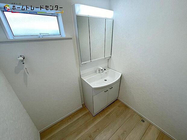 【洗面台・洗面所】白を基調とした爽やかなサニタリースペースです。清潔感のある快適空間です。毎日の身支度も気持ち良くお使い頂けます。女性にはうれしい３面鏡化粧台！三方から姿をチェック！デザインと機能性両方を重視できます！