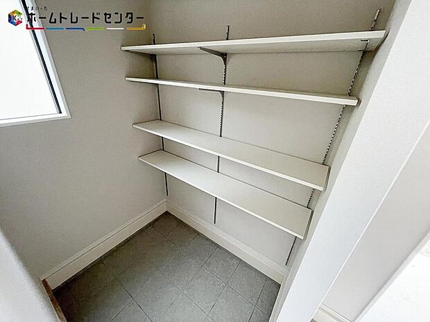 【玄関】シューズクローク完備ですので、玄関が靴だらけになることもなく、スッキリとした見た目に保つことができます。窓もありますので明るいです！