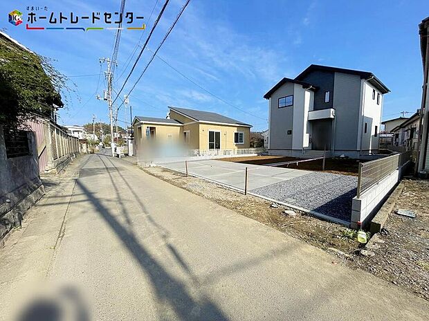 【前面道路含む現地写真】○嬉しい設備仕様
システムキッチン、浴室乾燥機、ウォークインクローゼット、床下収納、TVモニター付インターホン、24時間換気システム、フリースペース、シューズインクローク、駐車場３台（車種による）