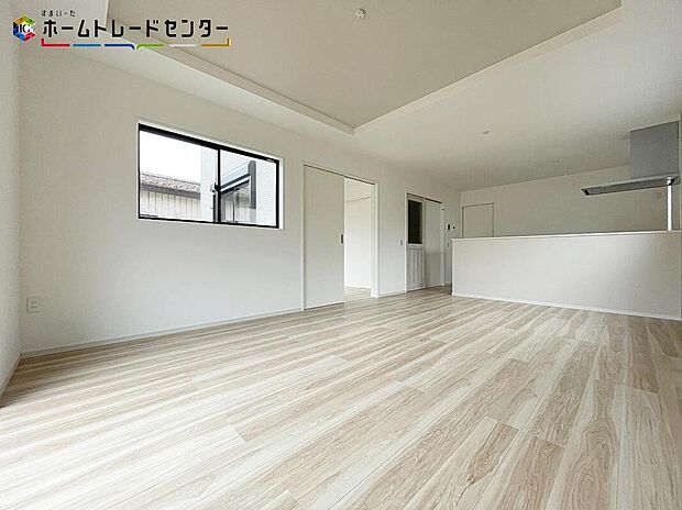 【リビング】リビングは、ダイニングやキッチンと一体になっております！調理や食事、勉強や遊び場、様々な機能を持たせる家族のコミュニケーションの場になっております！かけがえのない時間を楽しんでください！