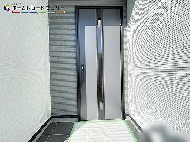 【玄関】１号棟
玄関ポーチには屋根がついているので雨でも玄関前で濡れずにお出かけ準備が出来ます。セキュリティを高められるTVモニター付きインターホンが標準装備です！
