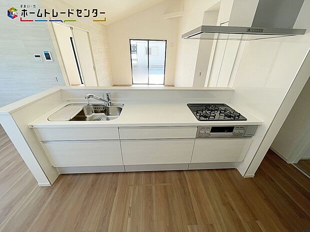 【キッチン】２号棟
リビングで遊んでいるお子様を見守りながら、時にはお喋りをしながら料理や後片付けができる人気の高いスタイルです♪ワークトップ幅が広く、お子さまやご夫婦が並んでお料理が楽しめます♪