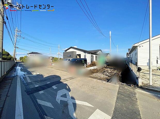 【前面道路含む現地写真】３号棟
大きな窓、陽光あふれる明るい空間！！家族団らんする時間は、かけがえのないものです！休日はご家族でお喋りしながらゴロゴロゆっくりと過ごすのも良いのではないでしょうか！