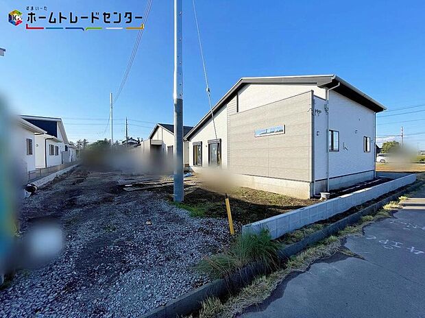 【前面道路含む現地写真】３号棟
車３台を駐車できるゆとりあるカースペース（車種による）！同じものは２つとない「夢のマイホーム」との出会いが待っているかもしれません。平日・お仕事帰りなど、いつでもご案内致します！