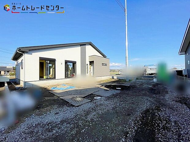 【駐車場】３号棟
優しい印象の外観で温もり感じるお住まいとなっております！車通りの少ない前面道路、小さなお子様がいても安心です。採光、生活動線、収納力を考慮した個性豊かな魅力溢れるプランとなっております！