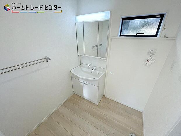 【洗面台・洗面所】サニタリースペースには窓が備えられております。毎朝の身支度も、陽の光差し込む明るい空間で、快適にお使い頂けそうです。女性にはうれしい３面鏡化粧台。鏡の裏が収納になっている機能的なタイプです。