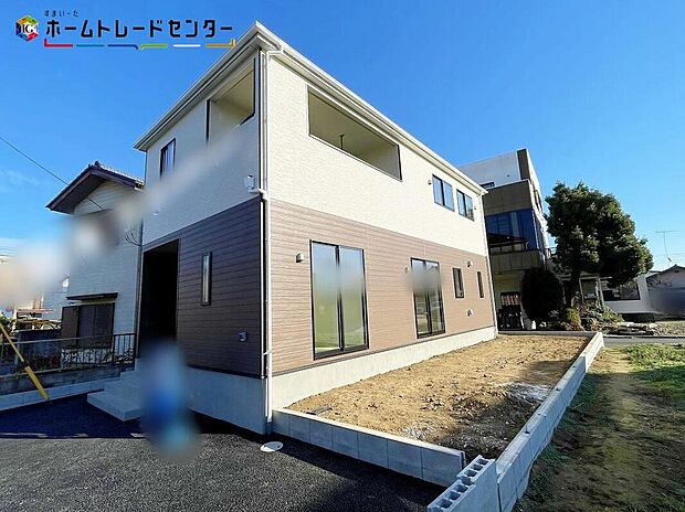 【現地外観写真】嬉しい仕様がたくさん
システムキッチン、浴室乾燥機、床下収納、防犯カメラ、TVモニター付きインターホン、ペアガラス、人感センサー付玄関灯、EVコンセント、和室、駐車２台可（車種による）