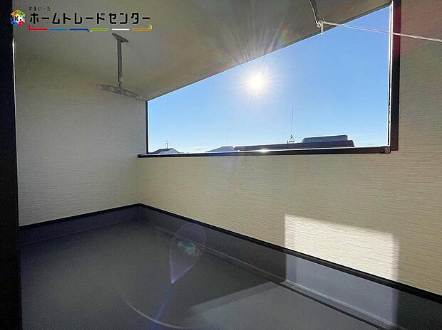 【バルコニー】家族分の洗濯物やお布団が一気に干せます！重労働ですし、お天気にも左右される家事ですが快適でスムーズに行えるよう、動きやすい広さを確保しております！室内空間と外空間の中間のような雰囲気が得られます！