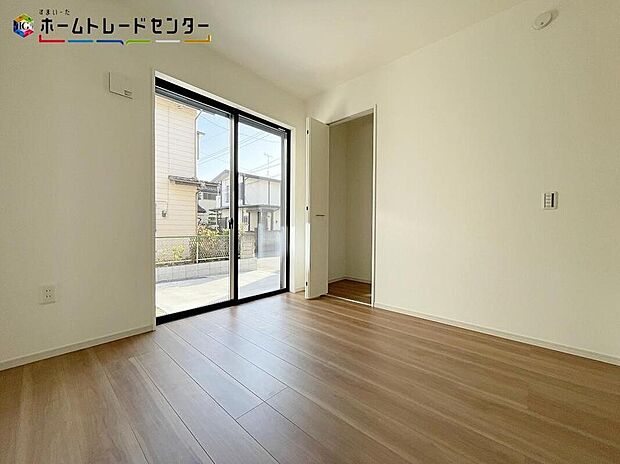 【リビング以外の居室】リビングに隣接したお部屋は、来客時やご夫婦の寝室・お子様の遊び場・書斎、将来家族が増えたときのご両親やお子様お部屋と多目的にお使い頂けます！あってよかったの大変便利なお部屋になっております！