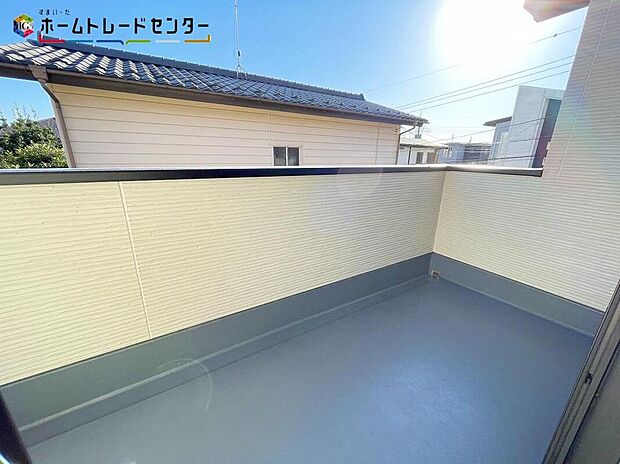 【バルコニー】心地よい春の陽射しや暖かな風を楽しむことが出来るバルコニー。晴れた日にはたっぷりの洗濯物や布団を干せます！屋根があるので急な雨にも慌てずに済みますね！