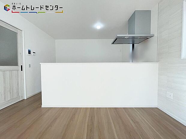 【キッチン】リビングで遊んでいるお子様を見守りながら、時にはお喋りをしながら料理や後片付けができる人気の高いスタイルです♪ワークトップ幅が広く、お子さまやご夫婦が並んでお料理が楽しめます♪