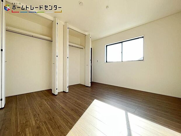 【収納】各室収納完備！いつもスッキリと、綺麗に保たれお洒落な状態を維持できます！いつの間にか増える衣類や小物もきちんと片付けられるでしょう！お部屋に収納家具を置かなくても済みますので広々とお使いになれますね！