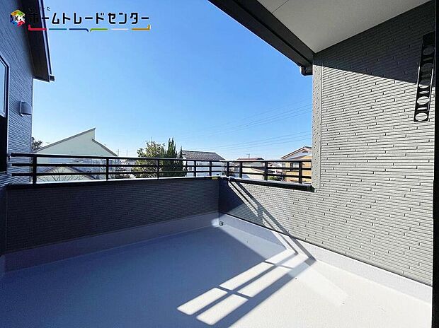 【バルコニー】南側に設置されたバルコニー♪心地よい春の陽射しや暖かな風を楽しむことが出来ます！晴れた日にはたっぷりの洗濯物や布団を干せます！夜には家族で星を眺めたり、家族のつながりを強めてくれるバルコニー！