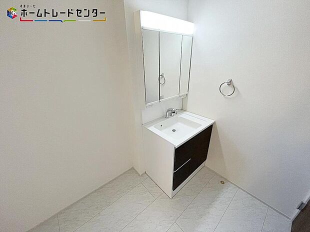 【洗面台・洗面所】白を基調とした爽やかなサニタリースペース。清潔感のある快適空間です。毎日の身支度も気持ち良くお使い頂け、今日いち日頑張れる気がします！洗面台は三面鏡となっておりますので、横顔チェックもバッチリですね！