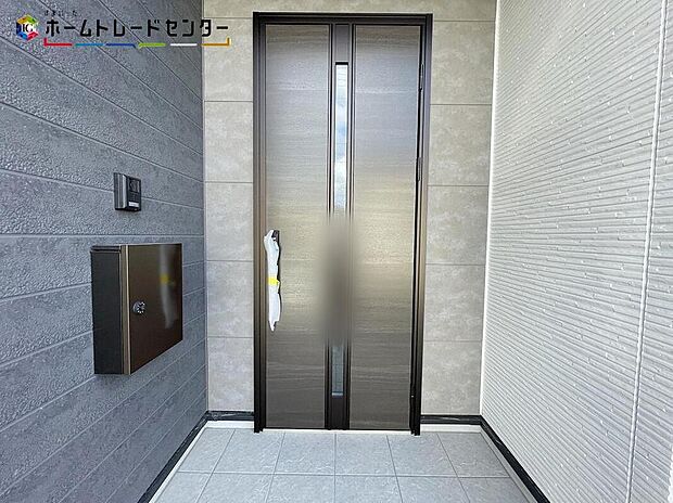 【玄関】玄関ポーチには屋根がついているので雨でも玄関前で濡れずにお出かけ準備が出来ます。セキュリティを高められるTVモニター付きインターフォンが標準装備です!