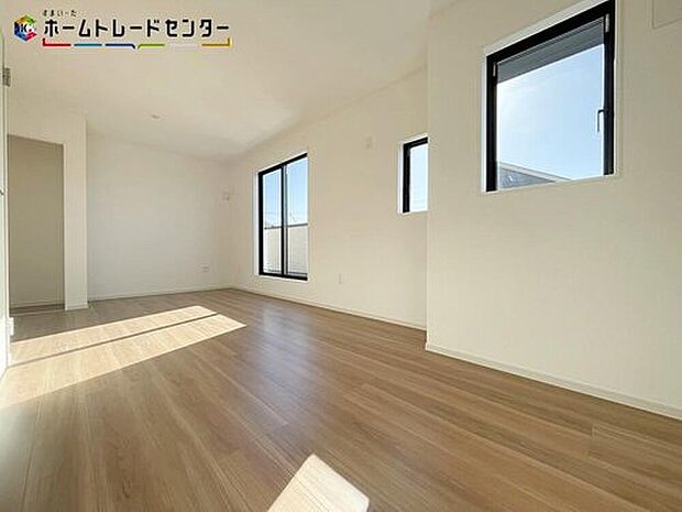 【リビング以外の居室】穏やかな光が差し込む室内には、穏やかな時間が流れます。休日には、落ち着いた空間で自分の趣味を楽しむのはいかがですか。明るめのフローリングですので、壁紙ともマッチし、お部屋を更に広く見せてくれる効果も。