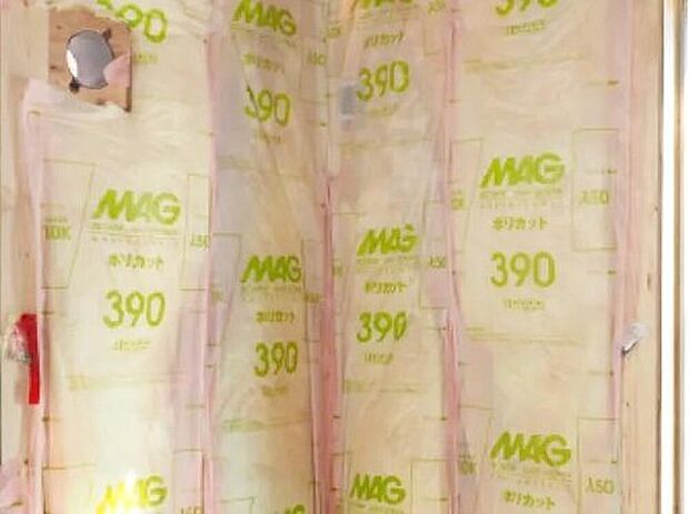 【【グラスウール断熱材】】壁・天井に厚さ100mmのグラスウール断熱材を採用。 グラスウールは不燃材料のガラスを主原料としており、ガラス繊維の間に大量の静止空気を含んでいるため高い断熱性能を発揮します。 また、他の素材に比べて、延焼防止・有毒なガスの発生を抑えてくれます。