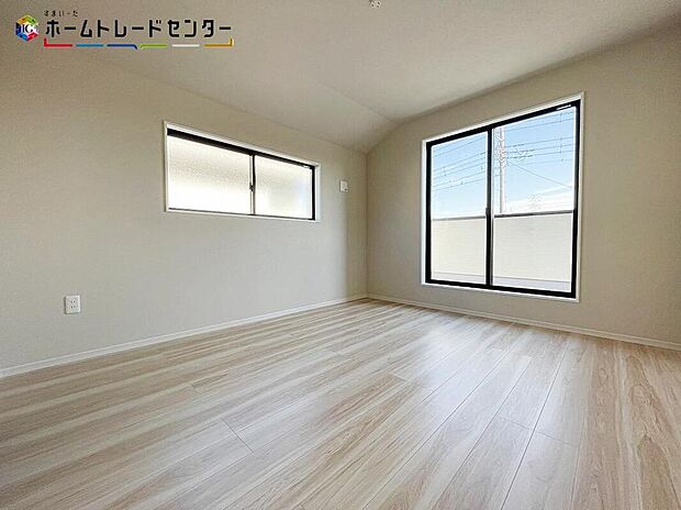 【リビング以外の居室】お陽さまの光をさわやかな風をたっぷりとりこめます。室内はいつも明るい印象なので気持ちの良い朝を迎えられます。主寝室としておススメしたい洋室は、窓を2か所設置することによってお部屋を明るくしております!