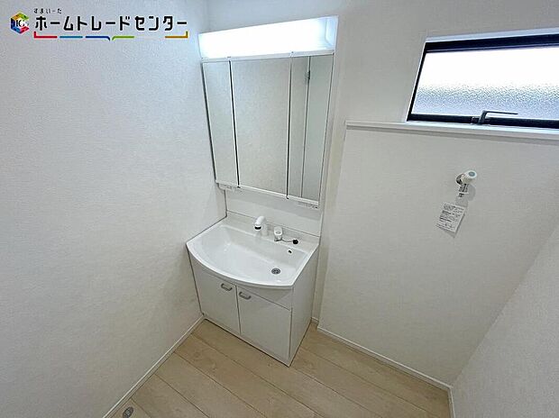 【洗面台・洗面所】白を基調とした爽やかなサニタリースペースです。清潔感のある快適空間です。毎日の身支度も気持ち良くお使い頂けます。女性にはうれしい３面鏡化粧台！三方から姿をチェック！デザインと機能性両方を重視できます！
