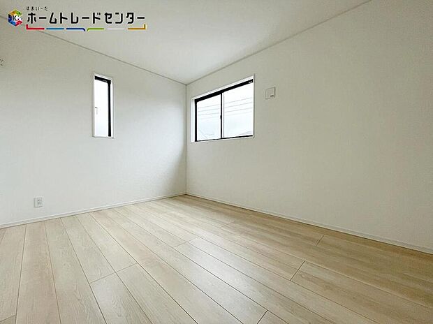 【リビング以外の居室】爽やかな風を感じて起きる朝は、快適生活の始まり！朝日と共に、目覚ましなしでも自然と気持ちよく起床出来そうです！気持ちよく目覚めれば一日が充実します！日中もたっぷり日差しが降り注ぐぽかぽか間取りです！