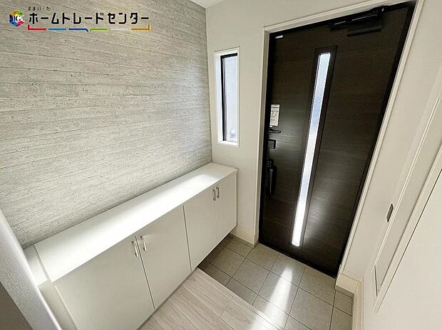 【玄関】訪れる人を優しく迎える、スタイリッシュな玄関。開放感のある玄関ホール。温もり感じるフローリング仕様ですので、ご家族やお客様を温かく迎えてくれます。