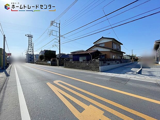 【前面道路含む現地写真】２号棟
交通量が少ない住宅街なので、雨の日でも車の走行音も気になりません。平日・お仕事帰りなど、いつでもご案内致します！お気軽にお問い合わせ下さい♪お持ちしております！