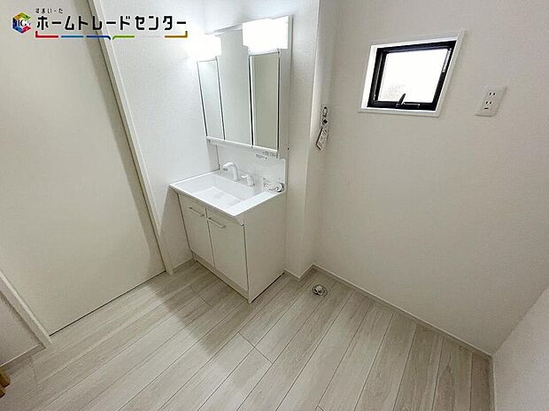 【洗面台・洗面所】散らかりがちな洗面所も三面鏡うしろの収納でスッキリ！サニタリースペースには窓が備えられております。毎朝の身支度も、陽の光差し込む明るい空間で、快適にお使い頂けそうです。