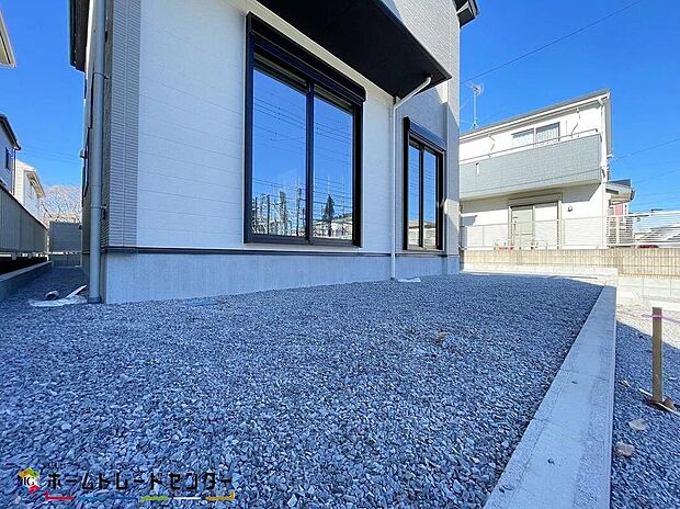 【庭】陽光たっぷり降りそそぐ南庭を備えた理想のお住まいです。お子様の遊び場や趣味のガーデニングなど、ライフスタイルに合わせていろいろとお楽しみ頂けそうです。