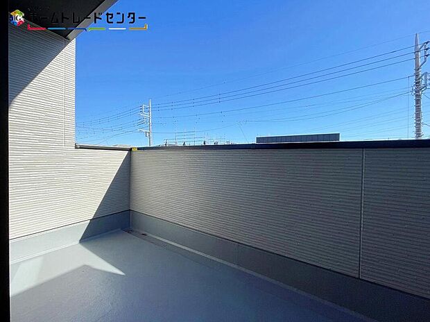 【バルコニー】心地よい春の陽射しや暖かな風を楽しむことが出来るバルコニー。晴れた日にはたっぷりの洗濯物や布団を干せます！屋根があるので急な雨にも慌てずに済みますね！