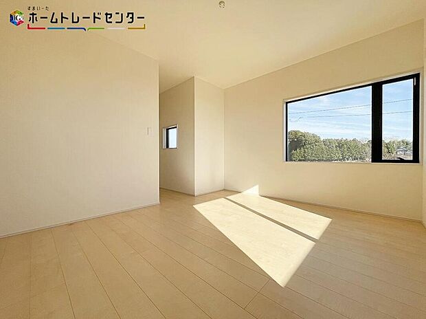 【リビング以外の居室】穏やかな光が差し込む室内には、穏やかな時間が流れます。休日には、落ち着いた空間で自分の趣味を楽しむのはいかがですか。なんとなく休日を過ごしてしまうこともなく、充実した一日になることでしょう！