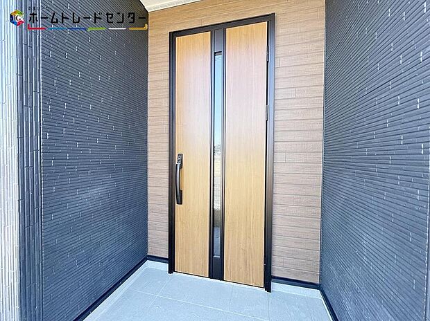 【玄関】玄関ポーチには屋根がついているので雨でも玄関前で濡れずにお出かけ準備が出来ます。セキュリティを高められるTVモニター付きインターフォンが標準装備です！