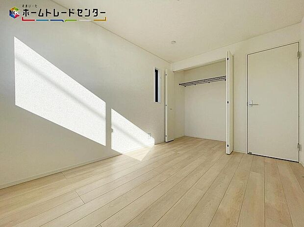 【収納】各室収納完備！いつもスッキリと、綺麗に保たれお洒落な状態を維持できます！いつの間にか増える衣類や小物もきちんと片付けられるでしょう！お部屋に収納家具を置かなくても済みますので広々とお使いになれますね！