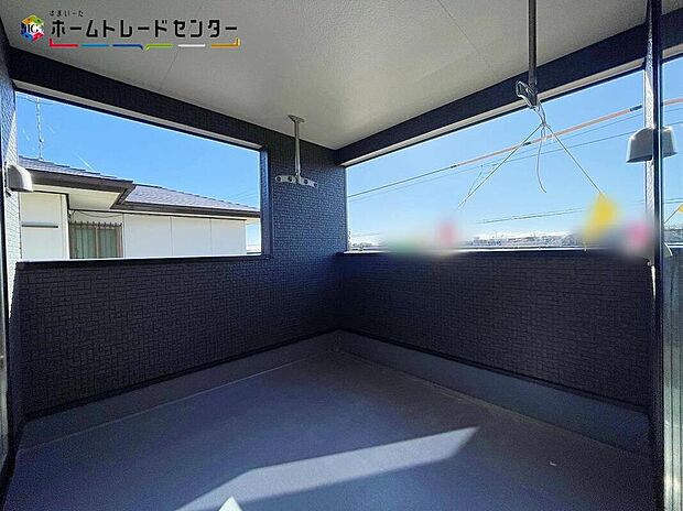 【バルコニー】家族分の洗濯物やお布団が一気に干せます！重労働ですし、お天気にも左右される家事ですが快適でスムーズに行えるよう、動きやすい広さを確保しております！室内空間と外空間の中間のような雰囲気が得られます！