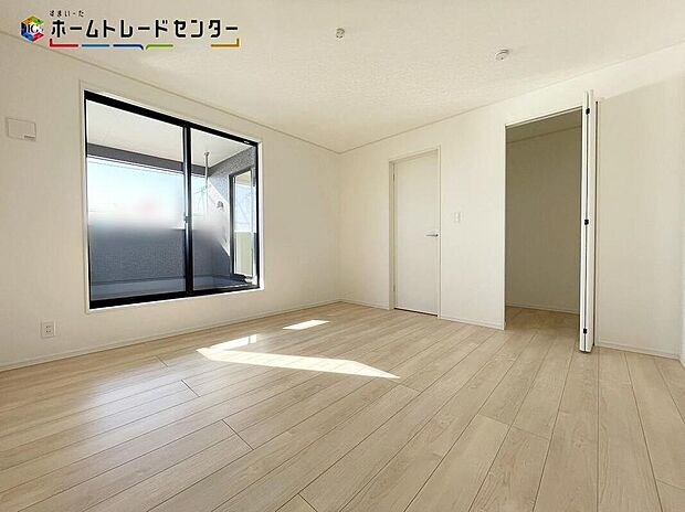 【リビング以外の居室】お陽さまの光とさわやかな風をたっぷりとりこめます。室内は白を基調としたクロスですのでいつも明るい印象！気持ちの良い朝を迎えられます。毎日の生活も明るくなりそうです。自分好みのお部屋を作ってください！