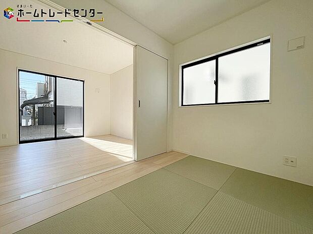 【リビング以外の居室】２号棟
リビング隣接のお部屋は、家事の休憩スペースやお子様のお昼寝スペースとしても活躍します♪もちろんお客様の宿泊用にも☆収納もあるので安心です♪急な来客でも一旦、荷物を隣のお部屋に移動！慌てませんね