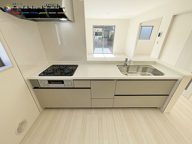 【キッチン】リビングで遊んでいるお子様を見守りながら、時にはお喋りをしながら料理や後片付けができる人気の高いスタイルです♪毎日の出来事にお話が弾みますね！キッチンに居ながら、家族とのコミュニケーションがとれます！