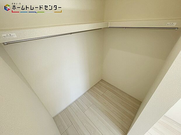 【収納】コートハンガー付きのウォークインクローゼット！大容量ですので、衣替えのわずらわしさもございません！洋服タンスをしまえるくらいの大きさなので、大物も楽々収納でき、すっきりと綺麗な室内をいつでも保てます！