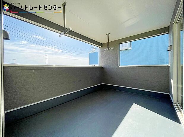 【バルコニー】家族分の洗濯物やお布団が一気に干せます！重労働ですし、お天気にも左右される家事ですが快適でスムーズに行えるよう、動きやすい広さを確保しております！室内空間と外空間の中間のような雰囲気が得られます！