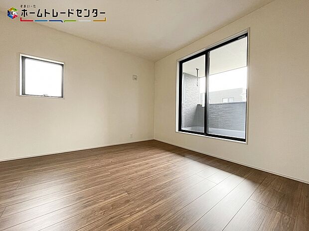 【リビング以外の居室】2号棟
ベルコニーに面しているお部屋です!お陽さまの光を、さわやかな風をたっぷりとりこめます。室内はいつも明るい印象なので気持ちの良い朝を迎えられます。スッキリ起きる朝は一日の生活も明るくなりますね!