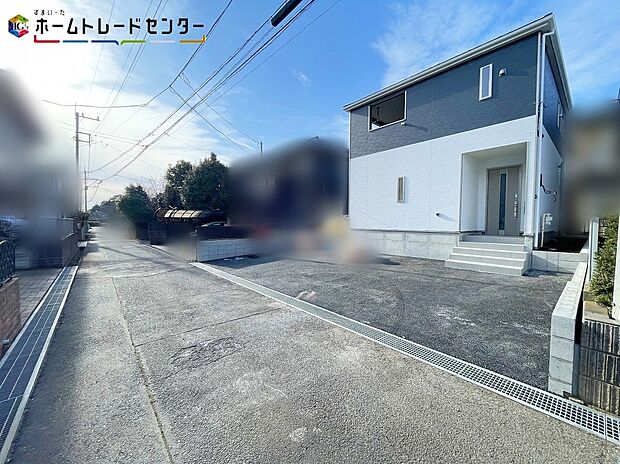 【前面道路含む現地写真】交通量が少ない住宅街なので、雨の日でも車の走行音も気になりません。平日・お仕事帰りなど、いつでもご案内致します！お気軽にお問い合わせ下さい♪お持ちしております！