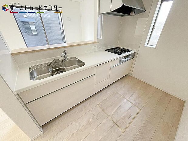 【キッチン】おしゃれなカウンターキッチン♪リビングで遊んでいるお子様を見守りながら、時にはお喋りをしながら料理や後片付けができる人気の高いスタイルです♪テレビの話題や一日の出来事、食卓も会話が弾みますね♪