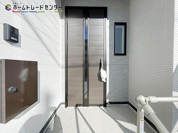 【玄関】玄関ポーチには屋根がついているので雨でも玄関前で濡れずにお出かけ準備が出来ます。セキュリティを高められるTVモニター付きインターフォンが標準装備です！
