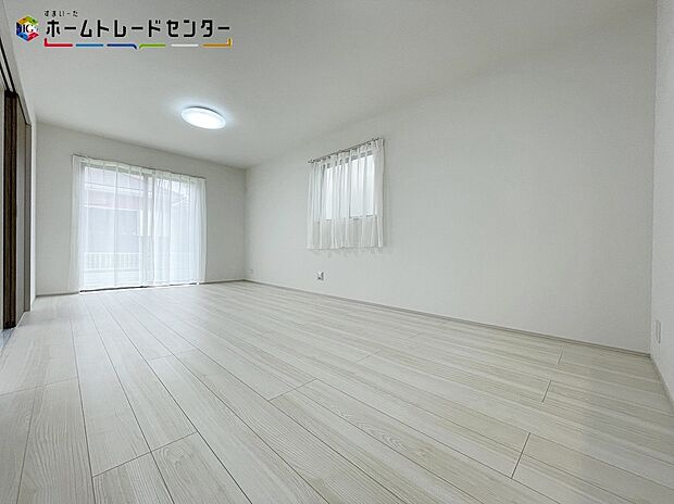 【リビング】C号棟
お家の主役となるリビングは開放感たっぷりです！採光や通風を確保でき、居心地の良い空間にしてくれます！大きな窓は視線が抜けて気持ち良く家事をしながらでもお庭で遊んでいるワンちゃんを見守れますね！