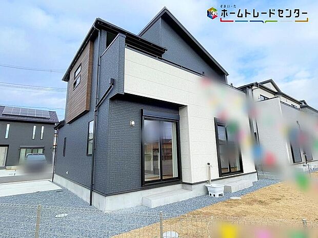 【現地外観写真】６号棟
一戸建ての大きなメリットは、「自分の土地」を自由に使えること。好きなペットが飼えるほか、ガーデニングやＤＩＹ、車の手入れなど様々な趣味を楽しめます♪広いお庭でのびのびと開放的に暮らしましょう！