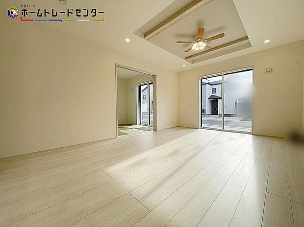 【リビング】１号棟
広々とした開放感あふれるリビングです。ゆったり寛げる充分な広さがございますので、ご家族でインテリアのレイアウトを考えるのも楽しみになりそうです。