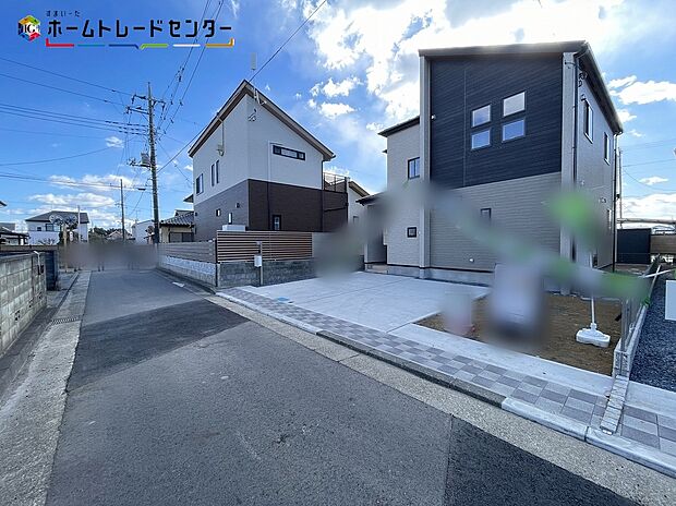 【前面道路含む現地写真】２号棟
現地をご覧いただきながら、住まいの夢をお聞かせください。平日・お仕事帰りなど、いつでもご案内致します！
お気軽にお問い合わせ下さい♪お待ちしております！