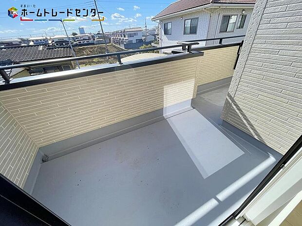 【バルコニー】２号棟
全室南向きのプライベートルームは広々バルコニーでつながっています。家族全員分の洗濯物を干したり、夜には家族で星を眺めたり。家族のつながりを強めてくれるバルコニーです。