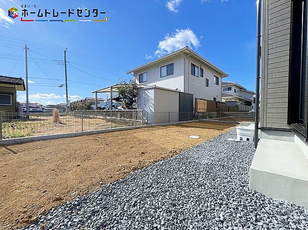 【庭】２号棟
陽光たっぷり降りそそぐ南庭を備えた理想のお住まいです。お子様が安心して遊べる場所や趣味のガーデニングなど、ライフスタイルに合わせていろいろとお楽しみ頂けそうです