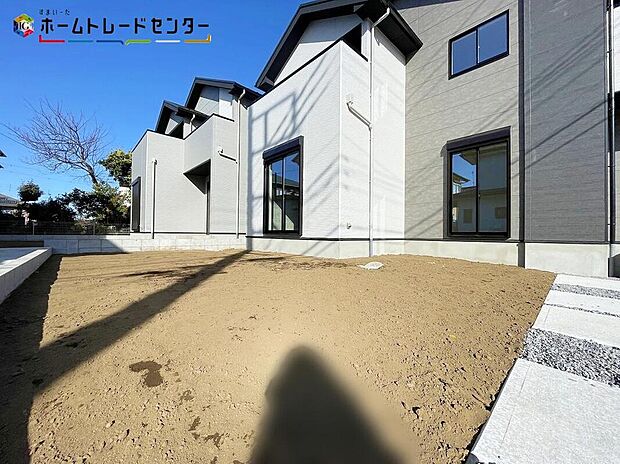 【庭】陽光たっぷり降りそそぐ南庭を備えた理想のお住まいです。お子様の遊び場や趣味のガーデニングなど、ライフスタイルに合わせていろいろとお楽しみ頂けそうです。