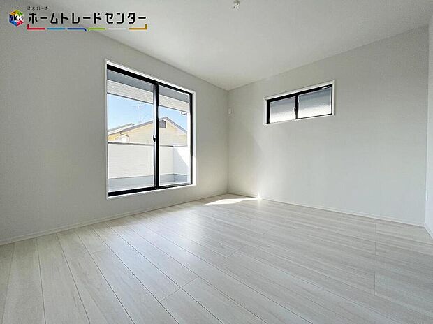 【リビング以外の居室】穏やかな光が差し込む室内には、穏やかな時間が流れます。休日には、落ち着いた空間で自分の趣味を楽しむのはいかがですか。明るめのフローリングですので、壁紙ともマッチし、お部屋を更に広く見せてくれる効果も。